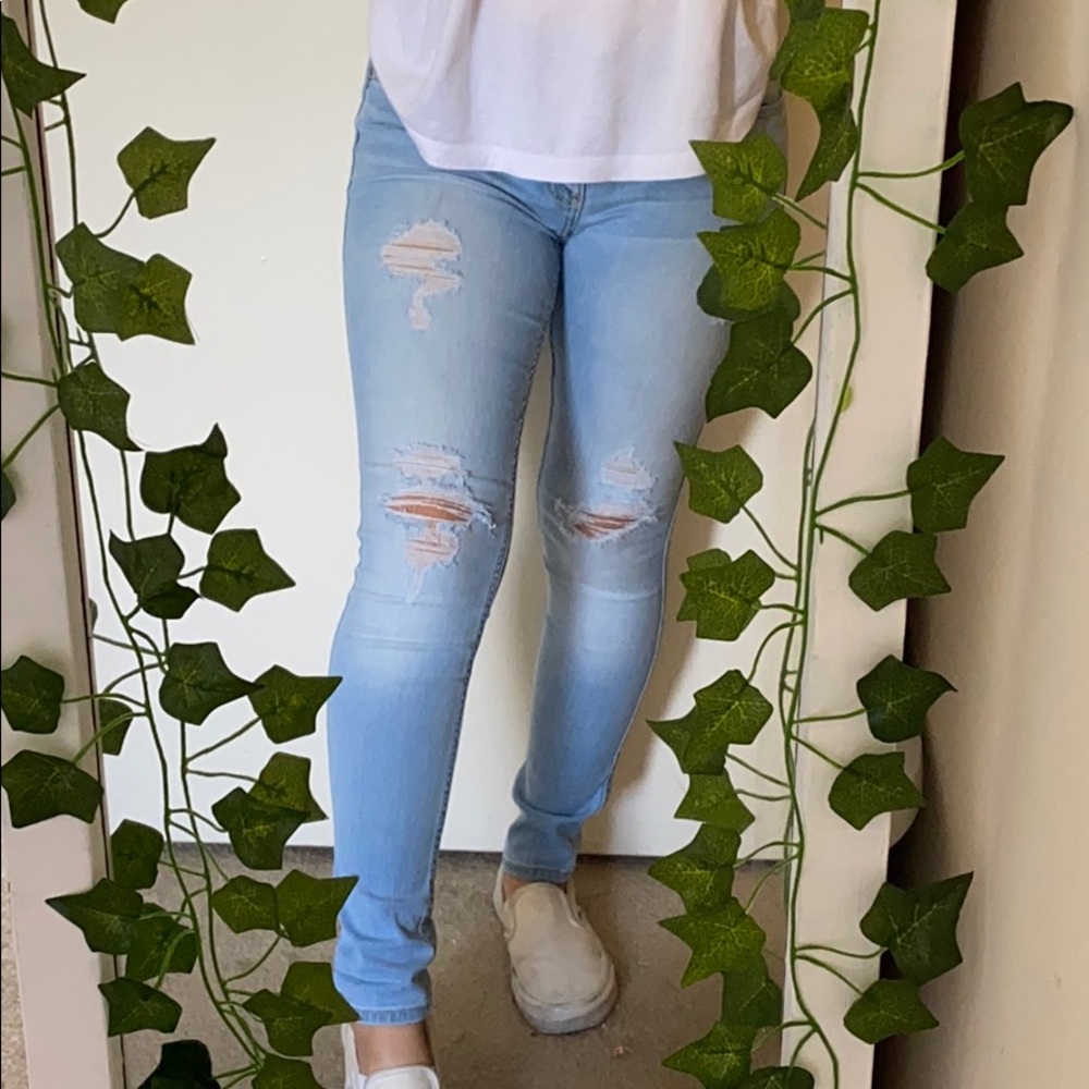 Light Wash Hollister ripped jeans 🤍